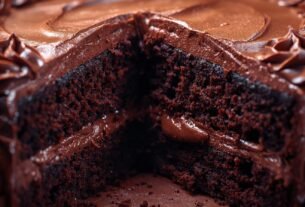 Bolo de Chocolate Fofinho com Cobertura Cremosa